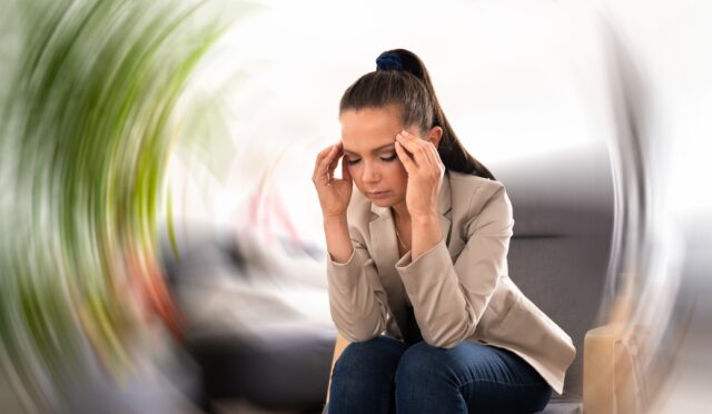 Vertigo Nedir? Belirtileri, Nedenleri ve Tedavi Yöntemleri