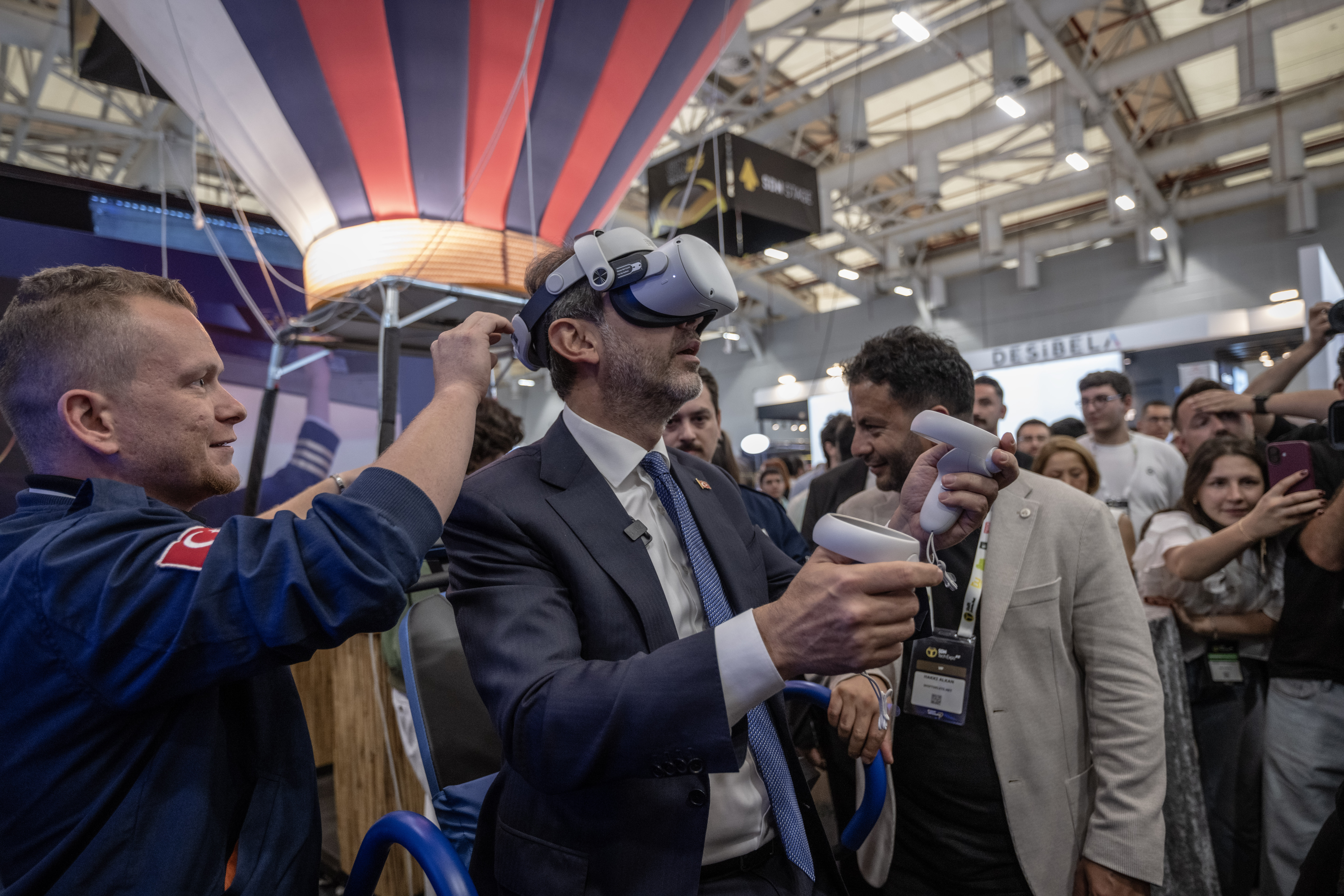bakan bayraktar sdn tech expoda konustu yenilenebilir guc yatirimlari hizlaniyor 1