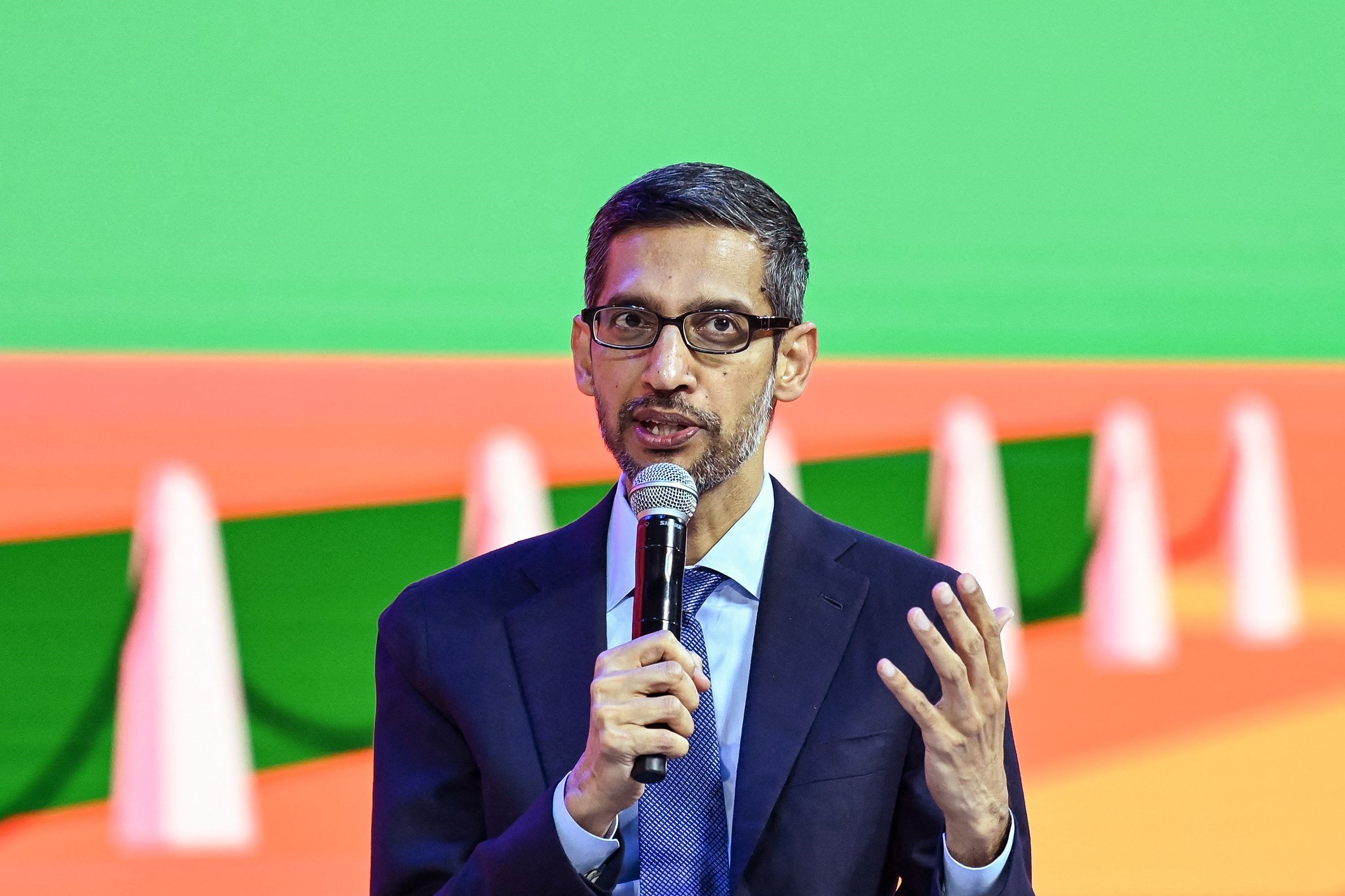 Google CEO’su Sundar Pichai, yapay zekanın işleri yok etmek yerine dönüştüreceğini söyledi google ceosu sundar pichai yapay zekanin isleri yok etmek yerine donusturecegini soyledi 0 mURuXnpv