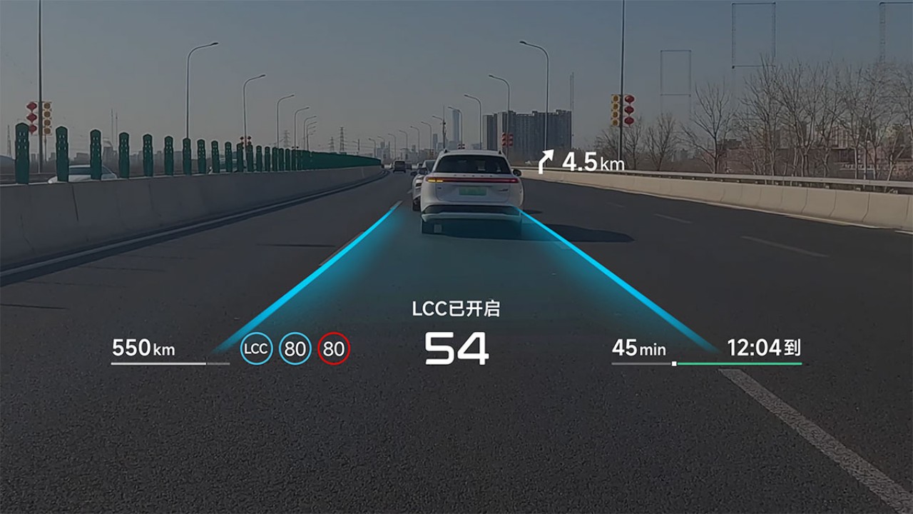 huawei goruntu oyunda araba suruyormus uzere hissedeceginiz yeni jenerasyon head up display teknolojisini tanitti 0 IjqKz8Cb