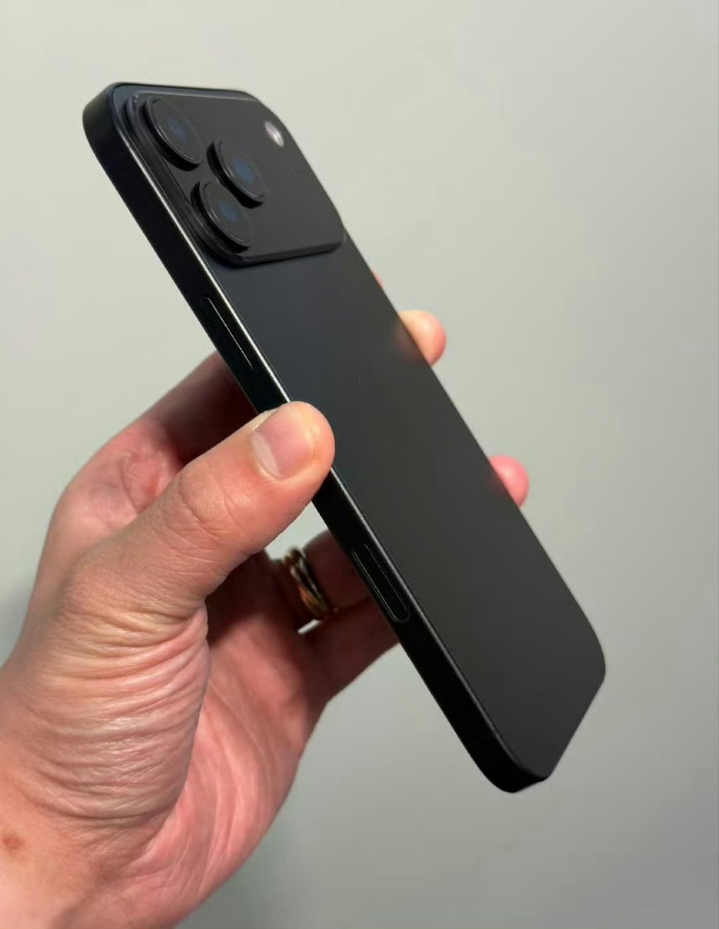 iphone 17 pronun dizaynini net bir bicimde gosteren yeni fotograflar paylasildi 1 DJQMMfBF