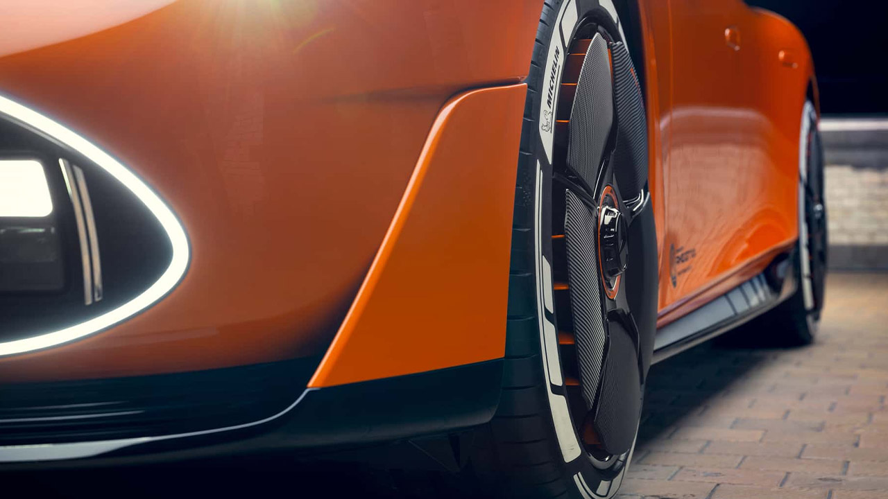 mercedes benzden hem retro hem de ultra futuristik gorunen konsept araba karsinizda mercedes amg gt xx Ps4qtwVe