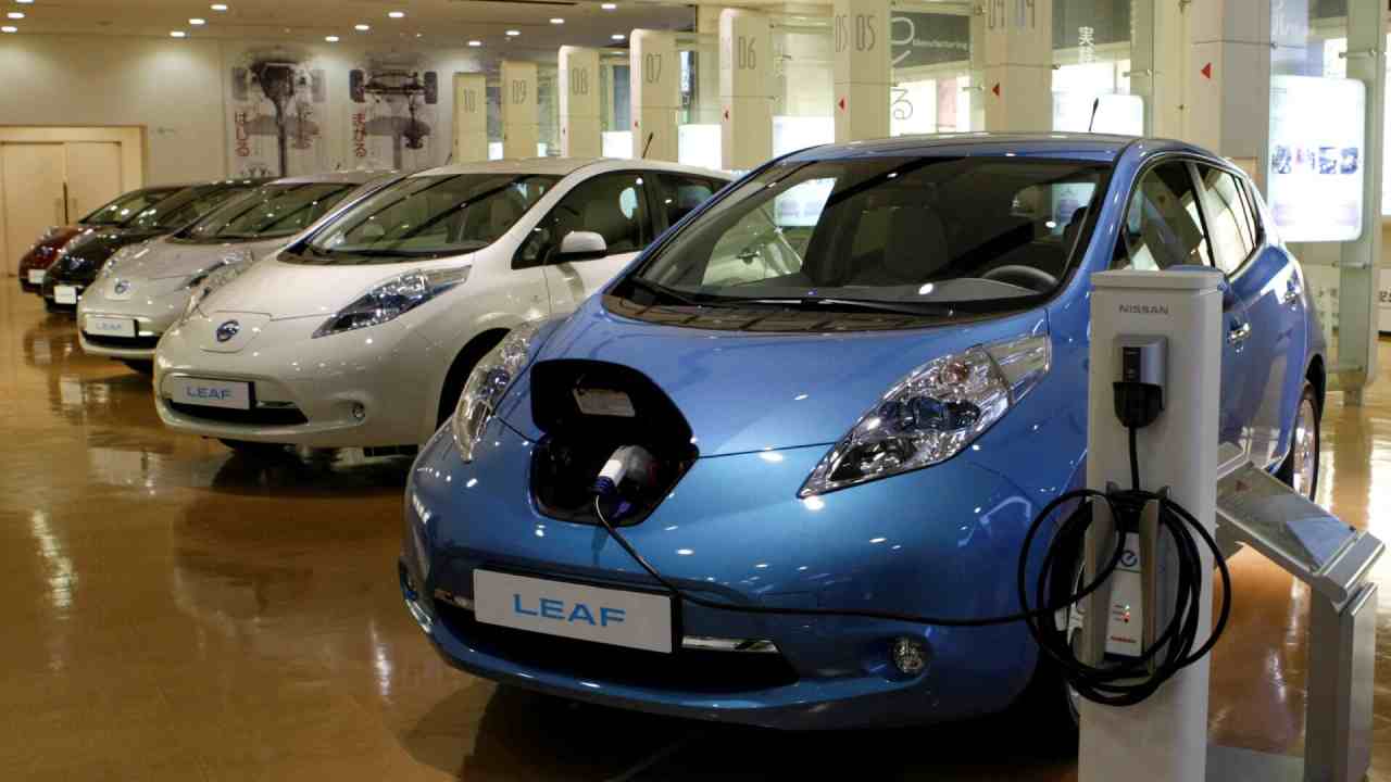 nissan birinci sefer mart ayinda gosterdigi leaf modelini resmen tanitti 0 nhRUjfOn