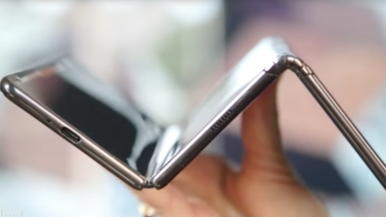 samsung uce katlanabilen telefonu ile geliyor 0