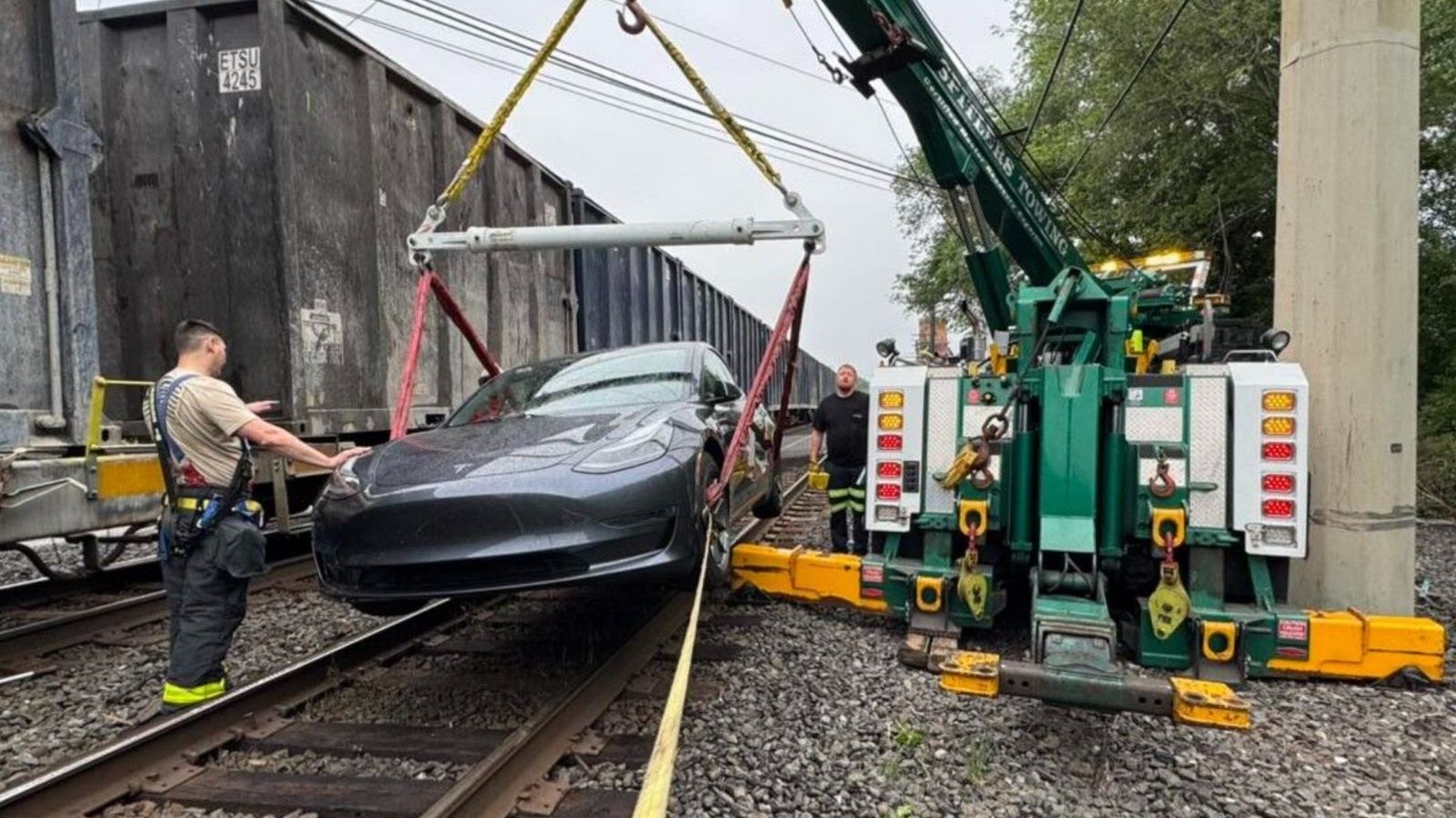 Tesla Otonom Sürüş Modundayken Raylara Sıkıştı: Tren Çarptı tesla otonom surus modundayken raylara sikisti tren carpti 0 rthVanLt