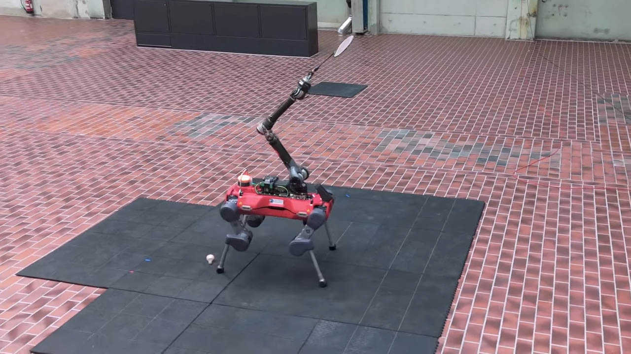 yapay zek oynayacak kimsem yok sikintisini da cozdu tek emeli badminton oynamak olan robot lq2jIRbt