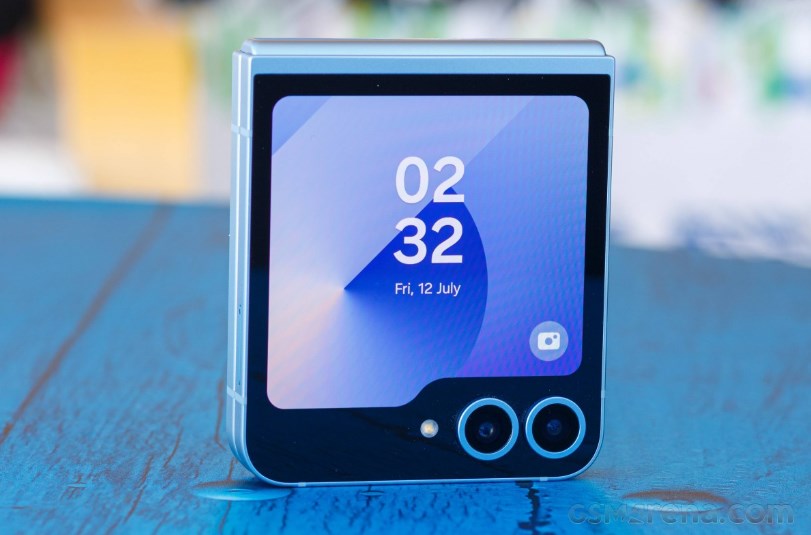 galaxy z flipte one ui 7 guncellemesi sonrasi ekran sorunu ortaya cikti 0