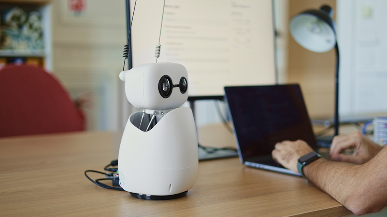 herkesin kendi yapay zek projesini gelistirebilecegi robot karsinizda reachy mini video 0 s2uiFeVM