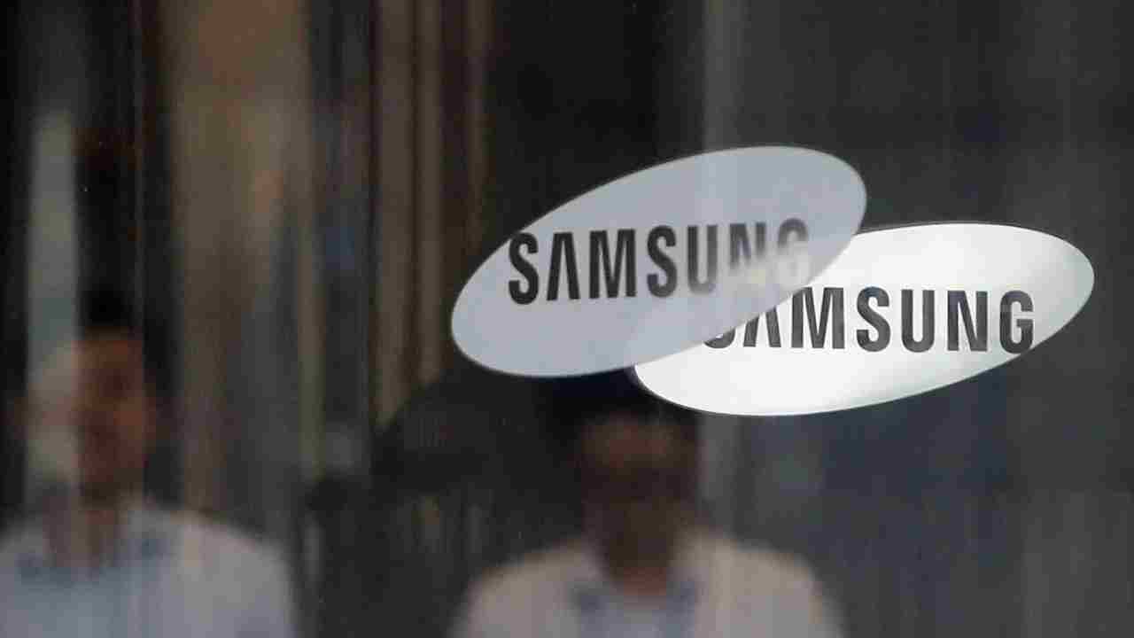 samsung akilli yuzugun akabinde artik de kupe ve kolye icin kollari sivadi 0 rn2PpVsJ
