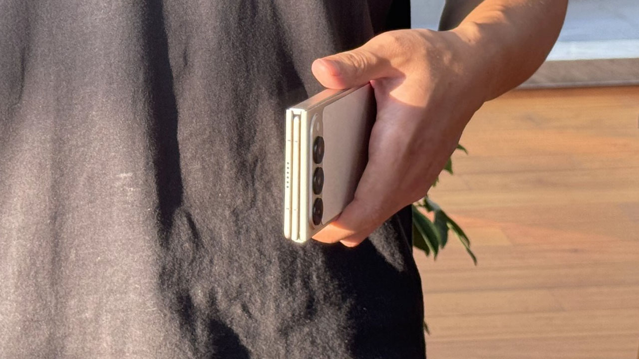 tecnodan samsunga nazire uce katlanabilen telefonunun fotograflarini ve ozelliklerini paylasti 1