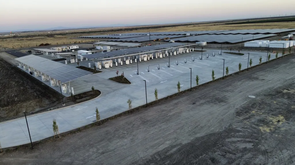 Tesla, güneş güçlü ve şebekeden bağımsız birinci Oasis şarj istasyonunu hizmete aldı! tesla gunes guclu ve sebekeden bagimsiz birinci oasis sarj istasyonunu hizmete aldi 2 bPbr3VD2
