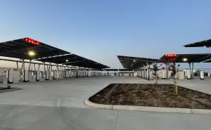 Tesla, güneş güçlü ve şebekeden bağımsız birinci Oasis şarj istasyonunu hizmete aldı! tesla gunes guclu ve sebekeden bagimsiz birinci oasis sarj istasyonunu hizmete aldi 3