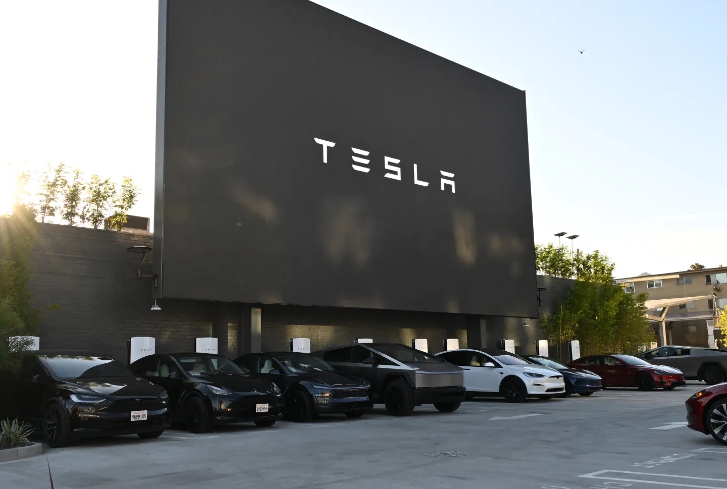tesla hem sarj istasyonu hem acik hava sinemasi olan retro futuristik restoranini nihayet acti video cgE8JJIM
