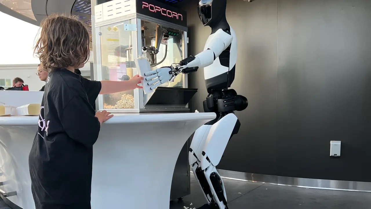 tesla hollywoodda restoran acti 0 OvkrhSBr